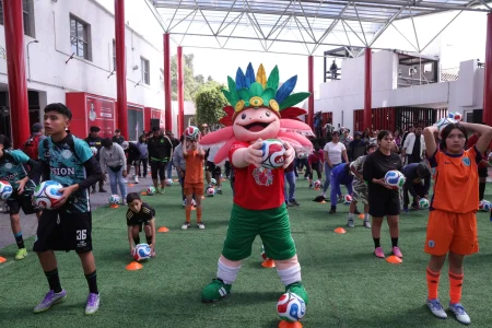 México revela su mascota para el Mundial 2026, un ajolote con penacho
