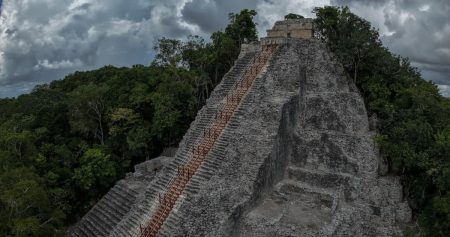 Restauran y reabren el ascenso a la pirámide Nohoch Mul en Cobá