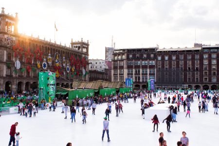 Patina la Navidad: Alcaldías de CDMX abren pistas de hielo gratis para todos