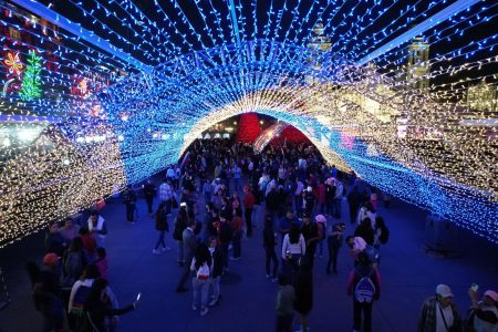 Aún puedes visitar el Túnel monumental de luces en el Zócalo