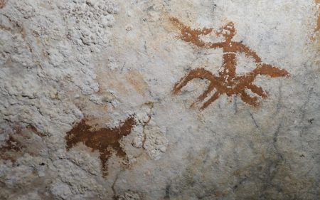 Descubren la pintura rupestre más antigua del mundo: arte humano de 67,800 años