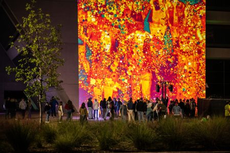 El jardín del MAM se ilumina con la nueva exposición nocturna de Rafael Lozano-Hemmer