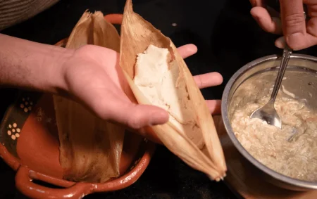 Tamales tontos: la sencillez ancestral envuelta en hoja de maíz