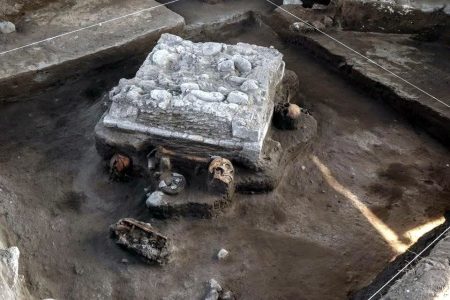 El pasado emerge bajo las vías: descubren altar tolteca en el tren México–Querétaro