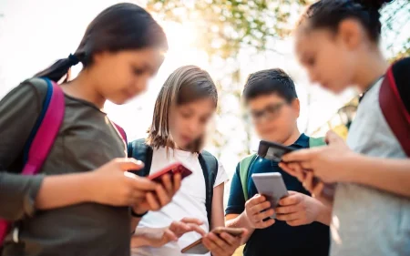 México busca limitar redes sociales a menores