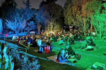 Se acerca el picnic nocturno de Chapultepec: una noche de linternas y luces sobre el agua