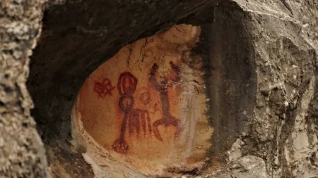 Cuando el pasado resiste: rescatan pinturas rupestres en el desierto de Coahuila