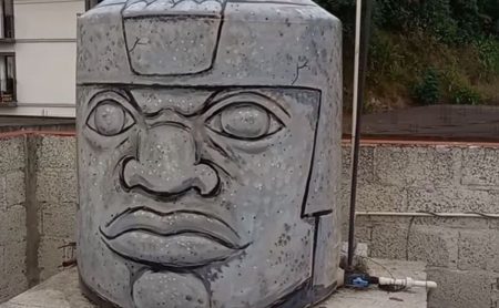 Tinacatl, el colectivo Hijos del Maíz transforma tinacos en esculturas olmecas