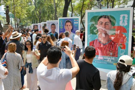 El futbol invade la ciudad: estampas gigantes convierten Reforma en galería al aire libre