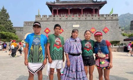 Atletas rarámuris y mixtecos conquistan el maratón de la Muralla China