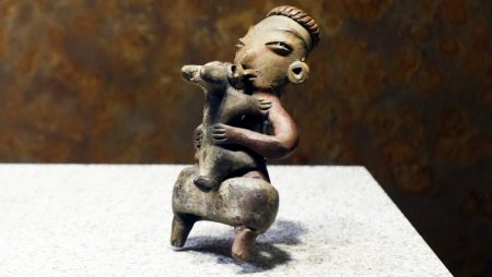 La escultura prehispánica de una mujer abrazando a un perro que conquistó internet