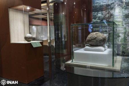 México exhibe por primera vez una pelota de hule de más de 3 mil 500 años de antigüedad