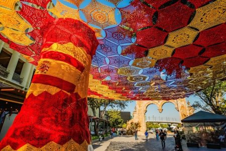 Un cielo tejido sobre el Andador 20 de Noviembre sorprende a toda la afición mundialista