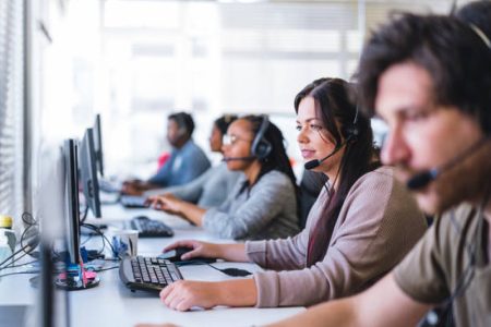 Hay más mexicanos con empleo, pero el dinero rinde menos: el desafío que revela la OCDE