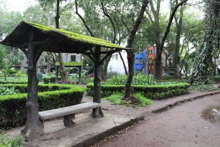 Rehabilitan 83 bancas orgánicas del Parque México diseñadas por Benjamín Domínguez en 1927