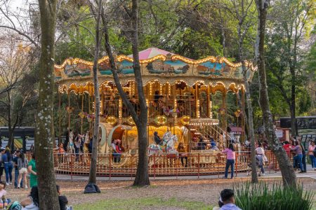 Abren nuevo Jardín de los Espejos en Chapultepec con laberintos, carrusel y tirolesa