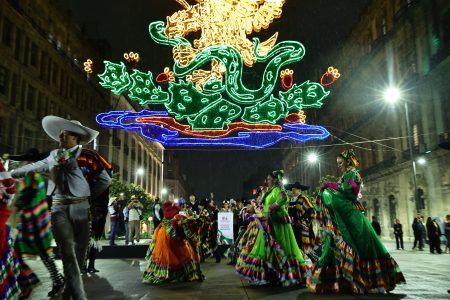 El Zócalo de la CDMX brilla en honor a cuatro heroínas de la Independencia