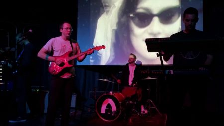 Ruby Haunt llega a CDMX con música, niebla y aroma a lluvia