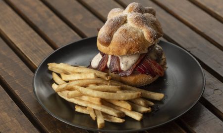 ¿Hamburguesa con pan de muerto? Estos lugares de CDMX tienen la respuesta