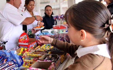 Prohiben la venta de comida chatarra en todos los centros escolares y niveles educativos.