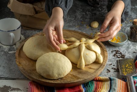 Del horno a la ofrenda: aprende a preparar pan de muerto en estos talleres