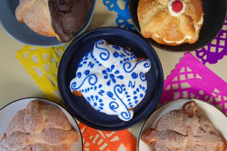Panadería mexicana crea hermoso pan de muerto de Talavera