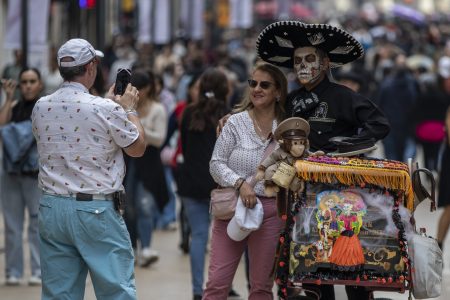¿De dónde vienen los turistas que visitan México y cuánto gastan en el país?