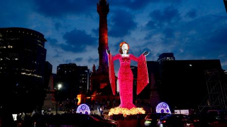 Paseo de la Reforma se ilumina con el corredor lumínico por el Día de Muertos